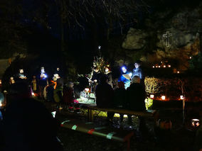 Waldadvent in der Fatima-Grotte (Foto: Karl-Franz Thiede)